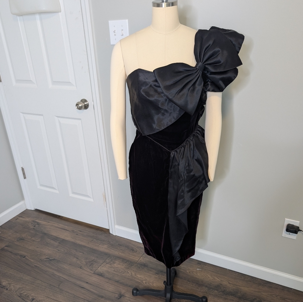 David Howard Karen Okada Velour Black V Drop Waist One-Shoulder Dress Bow 6